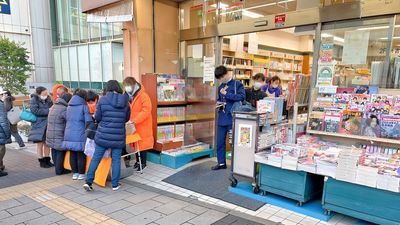 ご利用時には備え付け什器を撤去します - 不二屋書店 自由が丘駅ロータリーの老舗書店軒先スペース【不二屋書店】の室内の写真