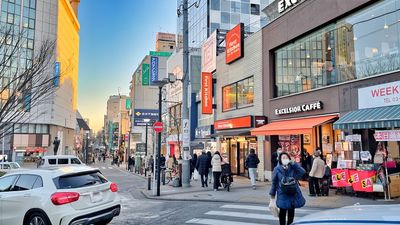 平日休日問わず多くの人が通行するスペースです - 不二屋書店 自由が丘駅ロータリーの老舗書店軒先スペース【不二屋書店】の外観の写真