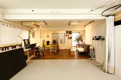ソファやローテーブルなどもあります - MALUICHI photo studio マルイチレンタルの室内の写真