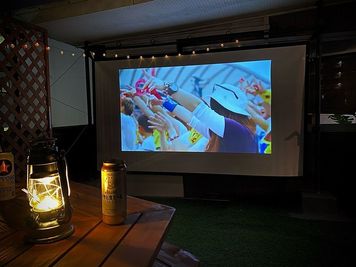 BBQキャンプスペース「The Garden」
屋外バルコニーで野外映画館🎥
プロジェクター100inchの大画面 - 【The Garden】 BBQレンタルスペース JR三ノ宮徒歩分のBBQレンタルスペース🏕家キャン🏕の室内の写真