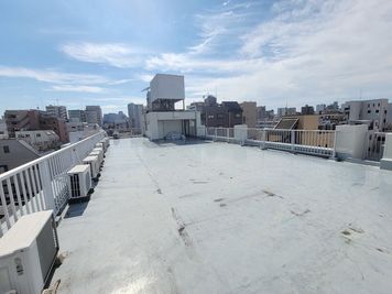 ROOF-TOP 屋上 森下R 【スカイツリーを背景に撮影可能】日当たりの良い広々屋上スペースの室内の写真