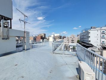 ROOF-TOP 屋上 森下R 【スカイツリーを背景に撮影可能】日当たりの良い広々屋上スペースの室内の写真