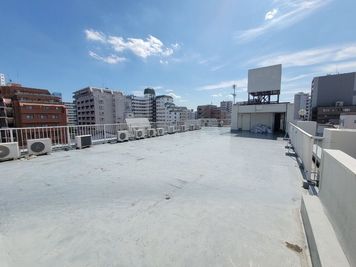 ROOF-TOP 屋上 森下R 【スカイツリーを背景に撮影可能】日当たりの良い広々屋上スペースの室内の写真