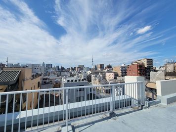 ROOF-TOP 屋上 森下R 【スカイツリーを背景に撮影可能】日当たりの良い広々屋上スペースの室内の写真