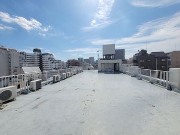 ROOF-TOP 屋上 森下R 【スカイツリーを背景に撮影可能】日当たりの良い広々屋上スペースの室内の写真