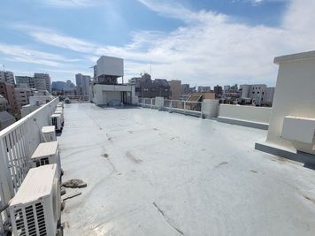 ROOF-TOP 屋上 森下R 【スカイツリーを背景に撮影可能】日当たりの良い広々屋上スペースの室内の写真