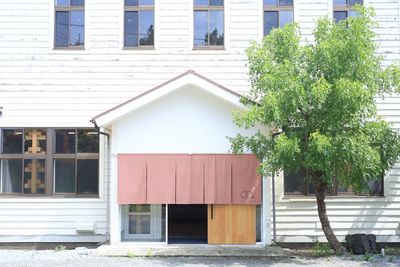 70年前の旧片浦支所をリノベーション。
趣のある建物です。 - Workcation House U オフサイトミーティングや懇親会に。海と山に臨むレンタルスペースの外観の写真