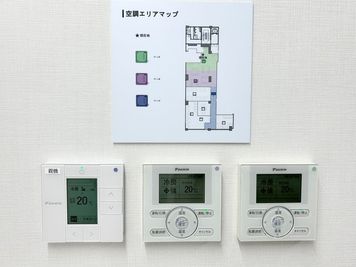 【室内に専用エアコンがあるので温度設定を自由に変更可能です。リモコンは入口入ってすぐ左の壁にございます】 - 【閉店】TIME SHARING 東陽町 新東陽ビル 【閉店】オープン席の設備の写真