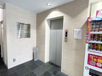 【1階エレベーターホール】 - 【閉店】TIME SHARING 東陽町 新東陽ビル 【閉店】Room Bの入口の写真