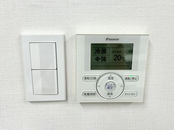 【室内に専用エアコンがあるので温度設定を自由に変更可能です。リモコンは入口入ってすぐ左の壁にございます】 - 【閉店】TIME SHARING 東陽町 新東陽ビル 【閉店】Room Bの設備の写真