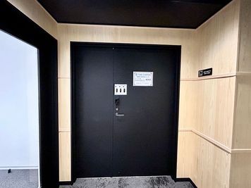 【エレベーターで3階まで上がると、突き当りに会議室入口ドアがあります】 - TIME SHARING 東陽町 新東陽ビル Room Dの入口の写真
