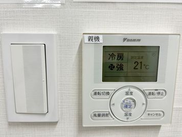 【室内に専用エアコンがあるので温度設定を自由に変更可能です。リモコンは入口入ってすぐ左の壁にございます】 - TIME SHARING 東陽町 新東陽ビル Room Dの設備の写真