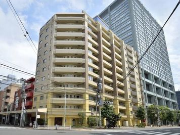 存在感のある大きなマンション - レンタル会議室Steps 後楽園の外観の写真