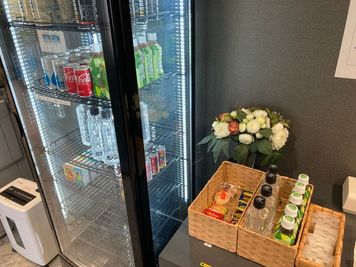 フリードリンク・お菓子を提供しております。 - relark大宮 個別ブース（9：00～18：00）の設備の写真