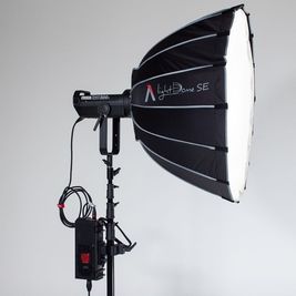 Aputure ライトストーム
品番:LS 300X
数量：2
色温度2700k-6500kまで調整可 - G-studio 【スタジオ メンテナンス中】白ホリゾント スタジオの設備の写真