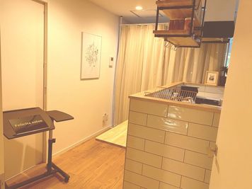 部屋に行く前にキッチンがあり、完全個室のサロン部屋入り口へ。自社スタッフは奥にいるため、邪魔になることはありません。わからない時はいつでも聞ける環境です。 - レンタルサロン「フェリチタ」 レンタルサロンの入口の写真