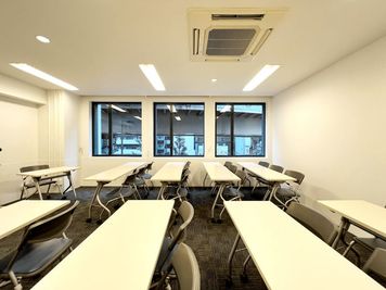 大阪会議室 梅田北新地店 Room C（セルフ設営/当日予約OK）の室内の写真