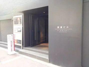 大阪会議室 梅田北新地店 Room C（セルフ設営/当日予約OK）の外観の写真