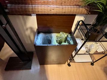 ゴミは左がプラスチック、右が燃えるゴミとなっています。 - 《立川レンタルサロン》 パーキングエリア近！癒しの雰囲気｜立川レンタルサロン[12]の室内の写真