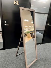 貸出用鏡です。横幅50cm（有料） - ベンチャーデスク銀座６ レンタルサロン.B1の室内の写真