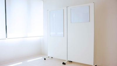 全面鏡の裏にはホワイトボードが貼り付けてあります - レンタルスペース　one room 【武蔵新田・千鳥町】レンタルスペース　one roomの設備の写真