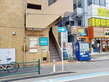 こちらの階段から2階に上がるとエレベーターがございます。 - minoriba_大和駅前店 レンタルサロンの外観の写真