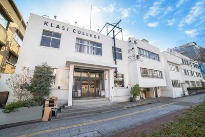 大阪港駅から真っ直ぐ２分！
白い四角い建物です。
 - KLASI COLLEGE 【イベントなどの集客利用】約200㎡のレンタルスペースの外観の写真