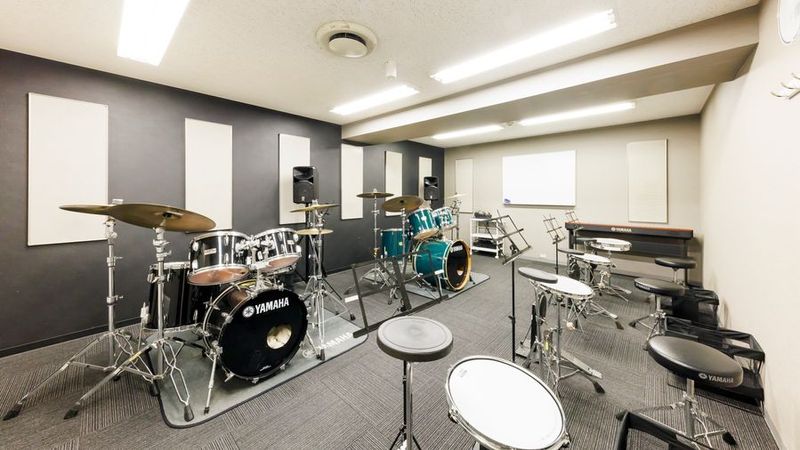 部屋内 - ミュージックアベニュー梅田 ドラム・電子ピアノ防音部屋 Room17教室の室内の写真
