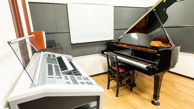 グランドピアノとエレクトーン - ミュージックアベニュー伏見 グランドピアノ・エレクトーン防音部屋 B教室の室内の写真