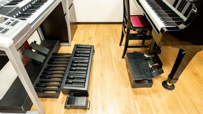 補助ペダル備品 - ミュージックアベニュー伏見 グランドピアノ・エレクトーン防音部屋 B教室の室内の写真