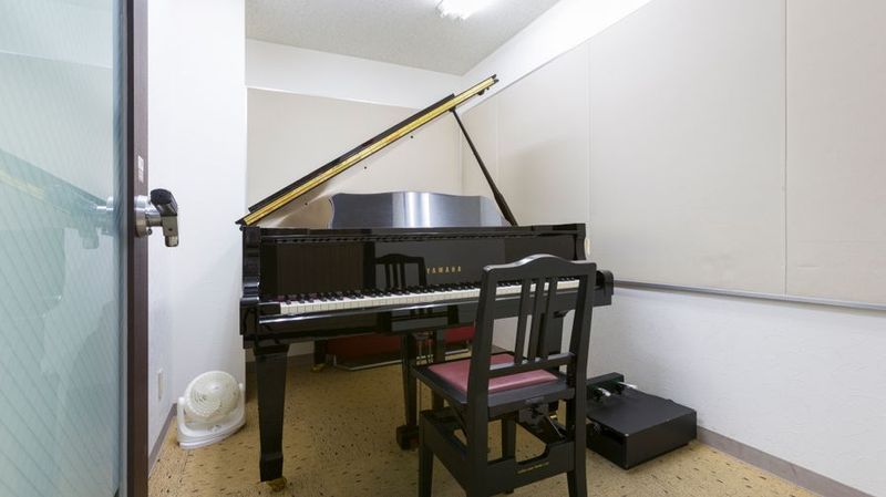 グランドピアノ - 横浜センター グランドピアノ防音部屋 S2教室の室内の写真