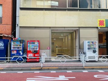 薬局が一階に面しておりますビル「OS BLDG.」の２階まで、お越しください。 - Order Photo Studio HIGASHIGINZA 東銀座徒歩5分！OPS東銀座Aスタジオの外観の写真