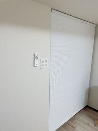 お部屋と通路を仕切れるブラインド
お客様がお着替えのときなどに閉めてご利用下さい
施術中は下げておくと温度管理が楽です - Nonon 〜healing salon〜　 Nonon 〜healing salon〜の室内の写真