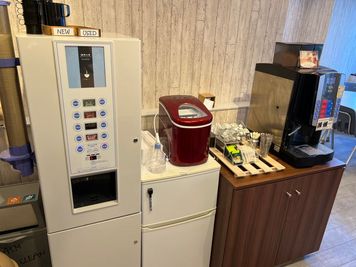 ドリンクコーナー（無料） - 勉強カフェ大阪江坂ローソン店内 勉強カフェ大阪江坂ローソン店内（オープンスペース）の設備の写真