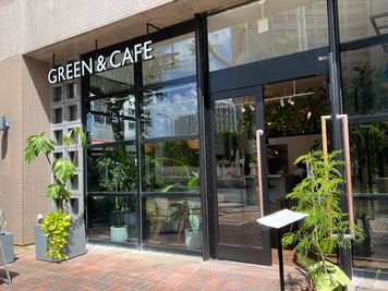 入口には大きな植物と重厚感のあるドア。 - GREEN＆CAFE（グリーンアンドカフェ） 緑がたくさんの多目的スペースの入口の写真