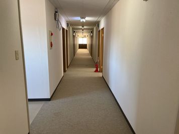 廊下部 - コワーキング和田山 個室型コワーキングスペースの室内の写真