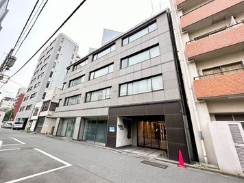 【エントランスはビル右手側にあります】 - 【閉店】TIME SHARING 東神田 TQ東神田ビル 【閉店】5Fの外観の写真