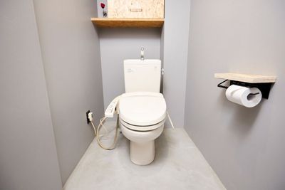 ウォシュレット付きのトイレ完備 - studio Miyazakidai Designer's studio Miyazakidaiの室内の写真