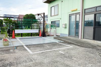 駐車場は１台無料です。２台目以降は近隣のパーキングに駐車ください。 - studio Miyazakidai Designer's studio Miyazakidaiの外観の写真