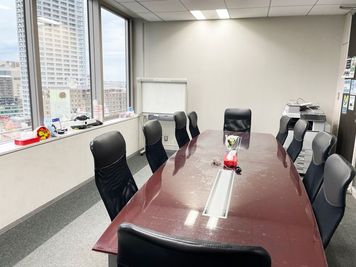 会議室（10名）綺麗なビルでスタッフも常駐しており安心です。 - レンタルオフィス「eービジネスセンター」