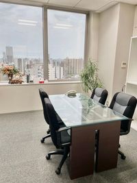 会議室（2名～4名）綺麗なビルでスタッフも常駐しており安心です。 - レンタルオフィス「eービジネスセンター」