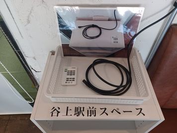 客席側プロジェクターHDMI、リモコン - 谷上駅・谷上SHビル いろどりBASE 谷上の設備の写真