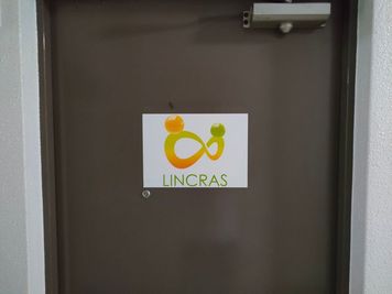 LINCRASトーカン博多 05〈LINCRASトーカン博多〉の入口の写真