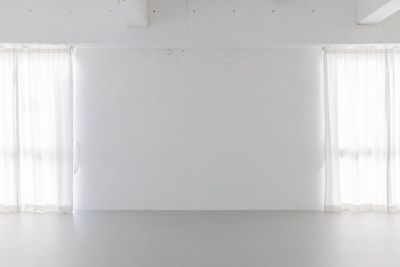 白壁のコンクリート壁 - studio Me-now（スタジオメノウ） studio Me-now　天井高3.5m/床面積88㎡の室内の写真