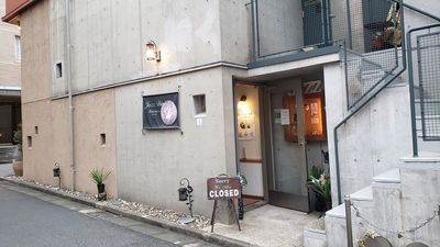 店舗正面入口 - 隠れ家風ライブホール1&2階全館 夜間コンサート用レンタルスペースの外観の写真