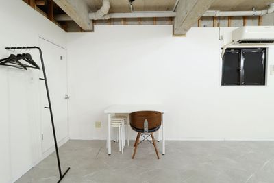 椅子、テーブル、ハンガー等、必要に応じてお使いいただけます。 - Order Photo Studio SHINTOMI  新富町徒歩１分！OPS新富町Bスタジオの設備の写真