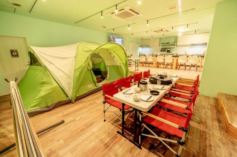 川崎駅から徒歩7分の大型キャンプスペース！
大人数でおいしい料理をお楽しみいただけます。 - 187_Picnic×Picnic川崎 レンタルスペースの室内の写真