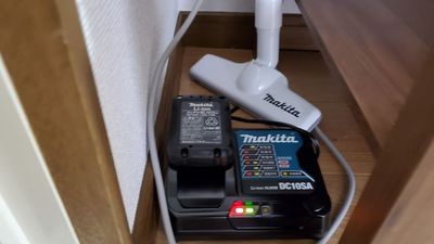 掃除機。バッテリーを差し込んでご使用ください。使用後はバッテリーを充電器に差し込んでください。 - レンタルサロンACE 京都駅前店の設備の写真