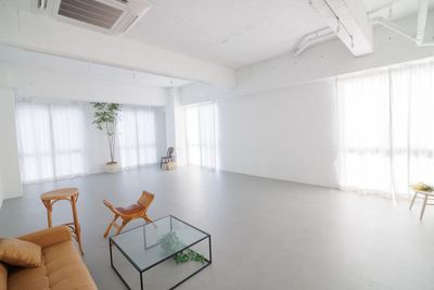 モルタル調エリアは４つ窓があります。採光がいいので撮影しやすいです。 - studio Me-now（スタジオメノウ） studio Me-now　天井高3.5m/床面積88㎡の室内の写真