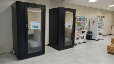 飲み物は隣の自販機でどうぞ！！ - テレワークブース松山空港 ＢＯＯＴＨ２の室内の写真